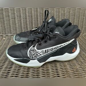 Nike Zoom Freak 2 Basketball shoes black and white youth size 7 kids‎